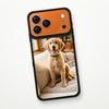 Kozmik turuncu iPhone 17 Pro Max üzerinde siyah çerçeveli MagSafe Frame Kılıf; şeffaf arka panele golden retriever yavrusu fotoğrafı basılmış, arkadan görünüm.