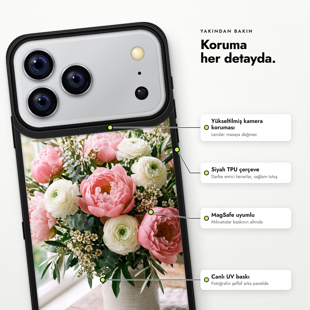 MagSafe Frame Kılıf yakın çekim: yükseltilmiş kamera koruması, siyah TPU çerçeve, baskının altındaki MagSafe halkası ve şakayık fotoğraflı UV baskı etiketleriyle.